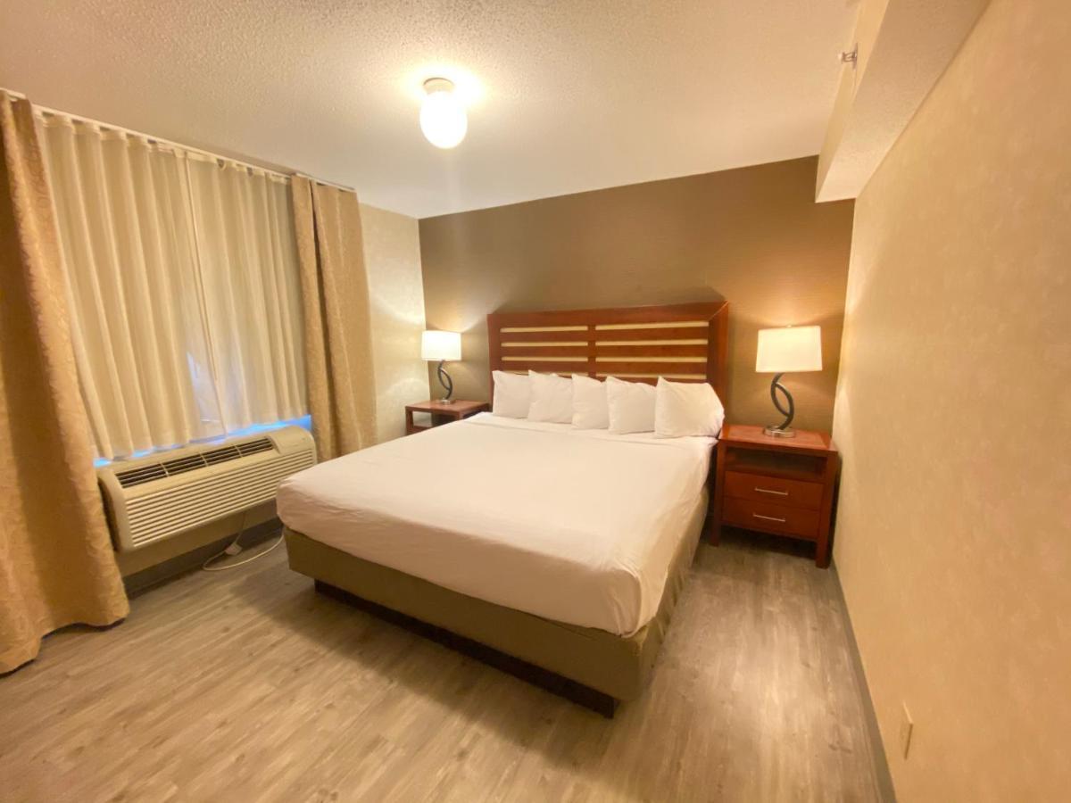 Wyndham Garden Grand Rapids Airport Hotel Exterior photo
