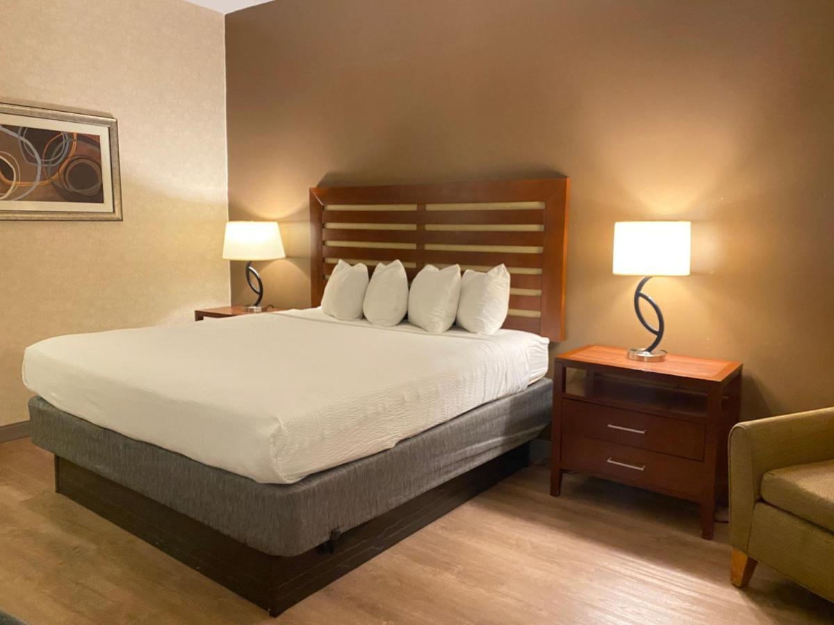 Wyndham Garden Grand Rapids Airport Hotel Exterior photo