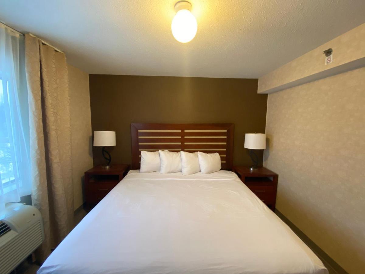Wyndham Garden Grand Rapids Airport Hotel Exterior photo