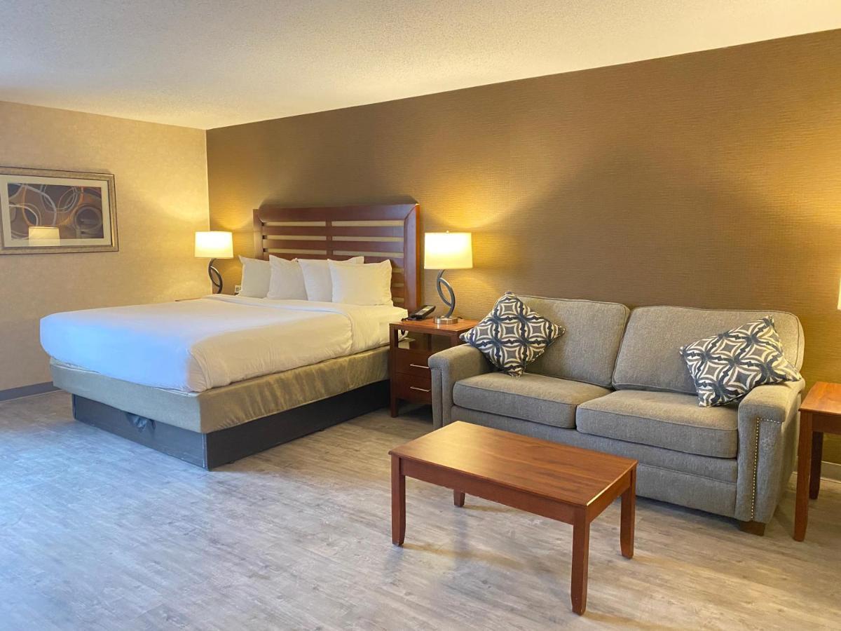 Wyndham Garden Grand Rapids Airport Hotel Exterior photo