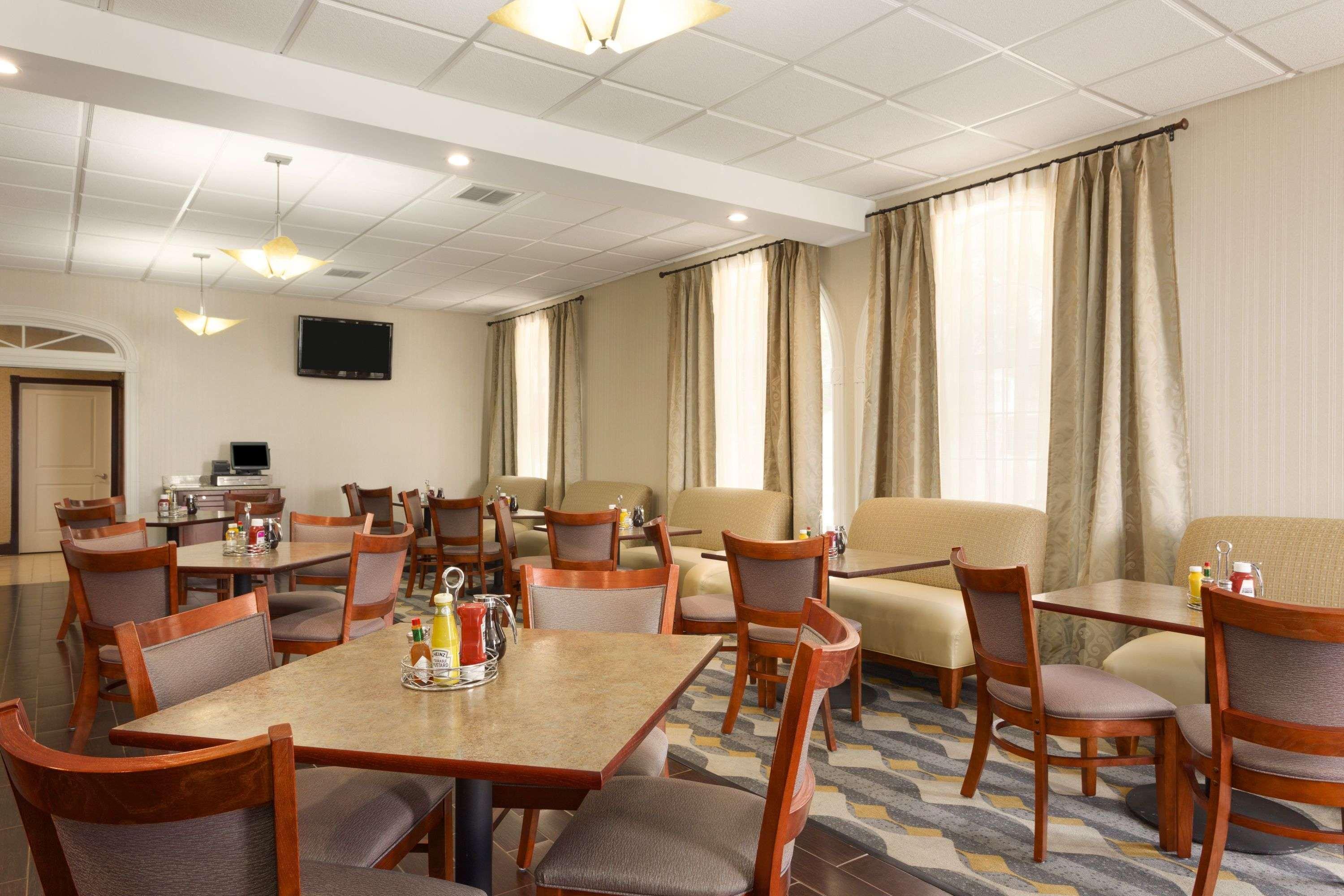 Wyndham Garden Grand Rapids Airport Hotel Exterior photo