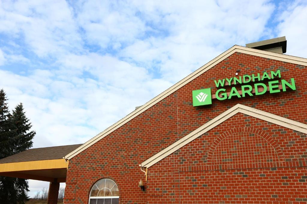 Wyndham Garden Grand Rapids Airport Hotel Exterior photo