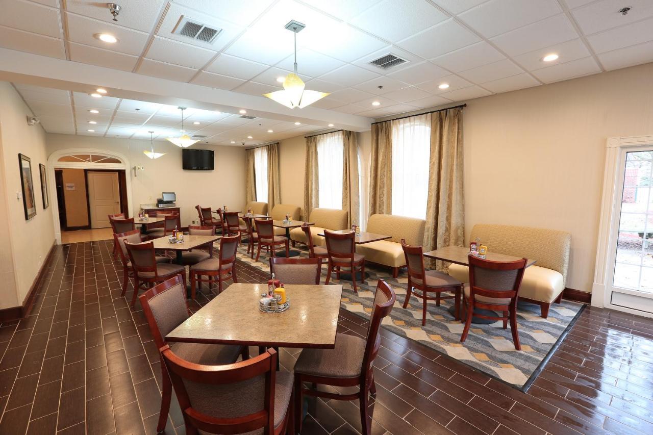 Wyndham Garden Grand Rapids Airport Hotel Exterior photo