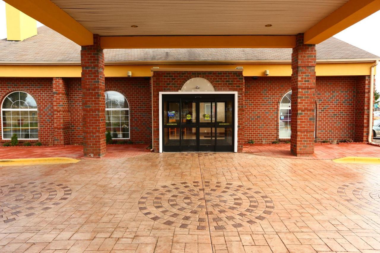 Wyndham Garden Grand Rapids Airport Hotel Exterior photo